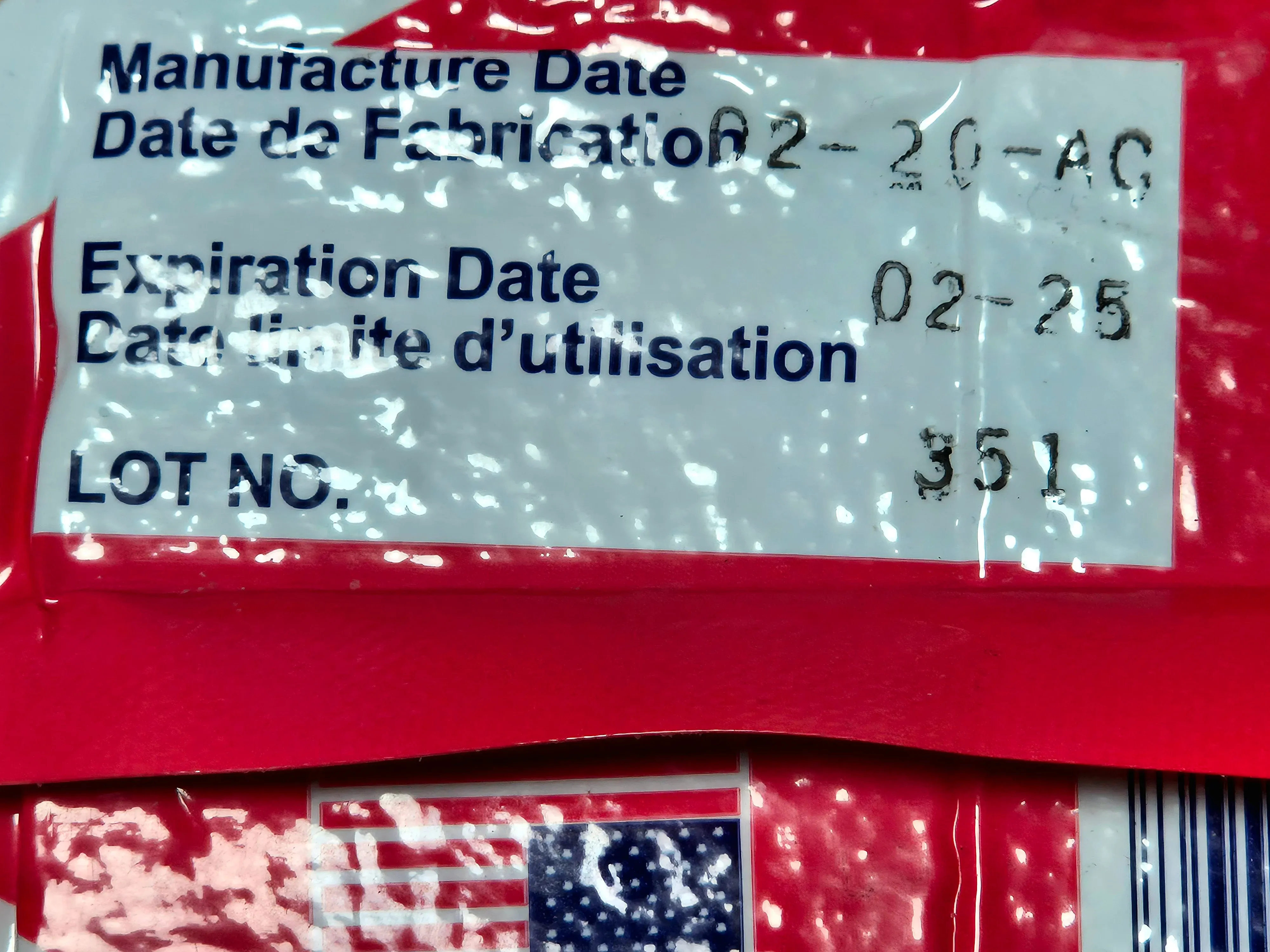 유통기한 2025년 2월인 비상식량 제품 라벨 클로즈업