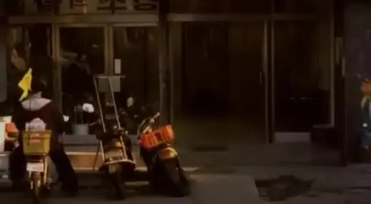 중국 음식 배달 오토바이가 한국 거리를 달리는 장면