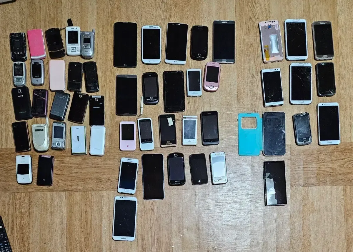 "내 첫 핸드폰은?" 질문이 적힌 손글씨 메모