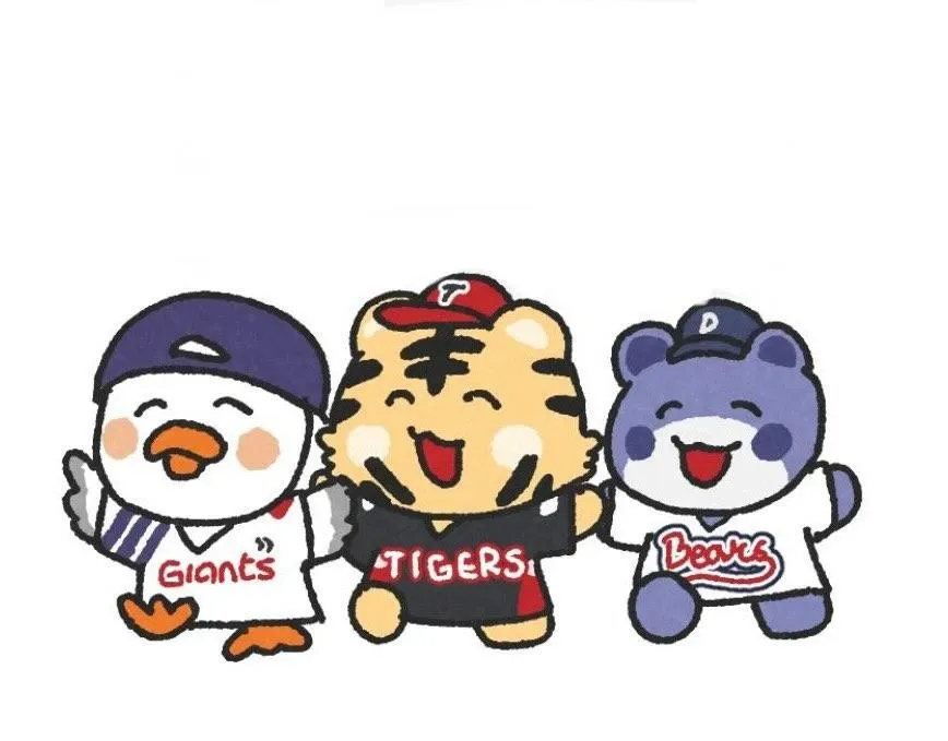 키 작은 알바생이 Giants, Tigers, Bears 유니폼 사이에 서 있는 모습
