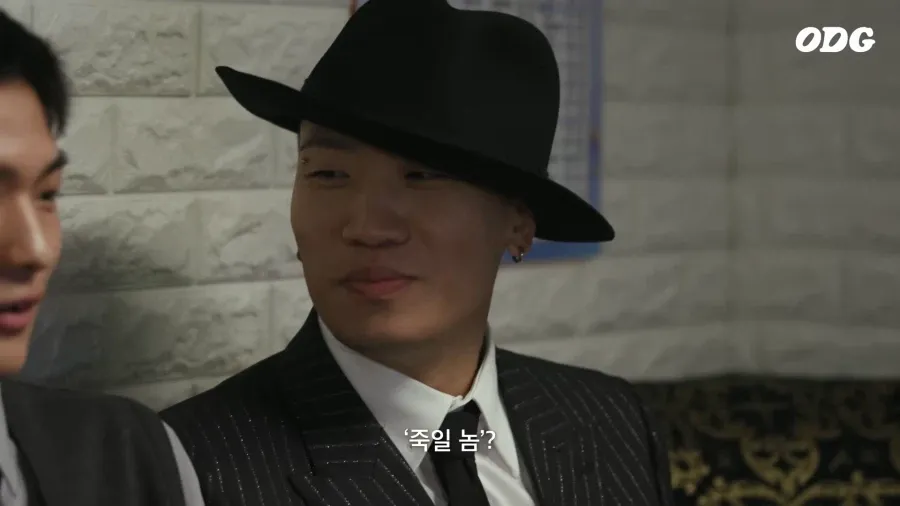 팬에게 '죽일 놈'이라고 적힌 사인을 받고 슬퍼하는 최자의 표정