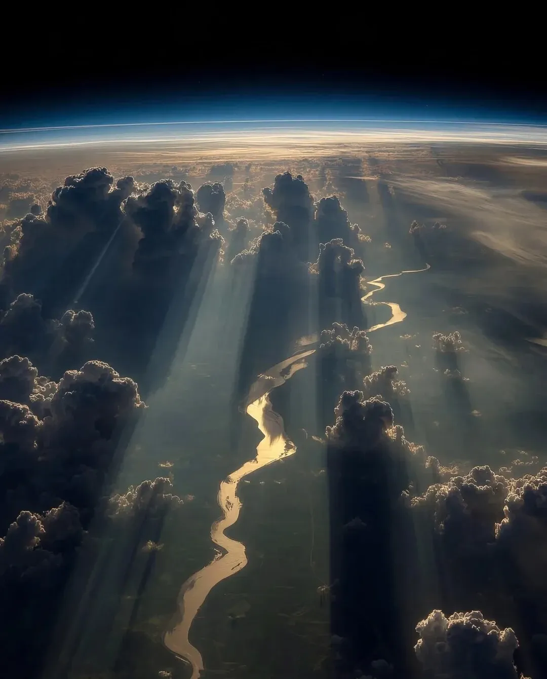 우주에서 촬영한 푸른 지구의 전체 모습