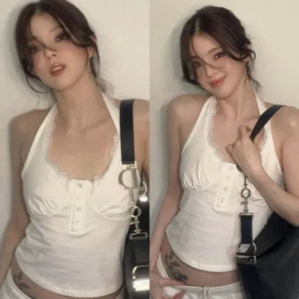 배우 한소희가 아랫배의 꽃 문신을 드러낸 화보 사진