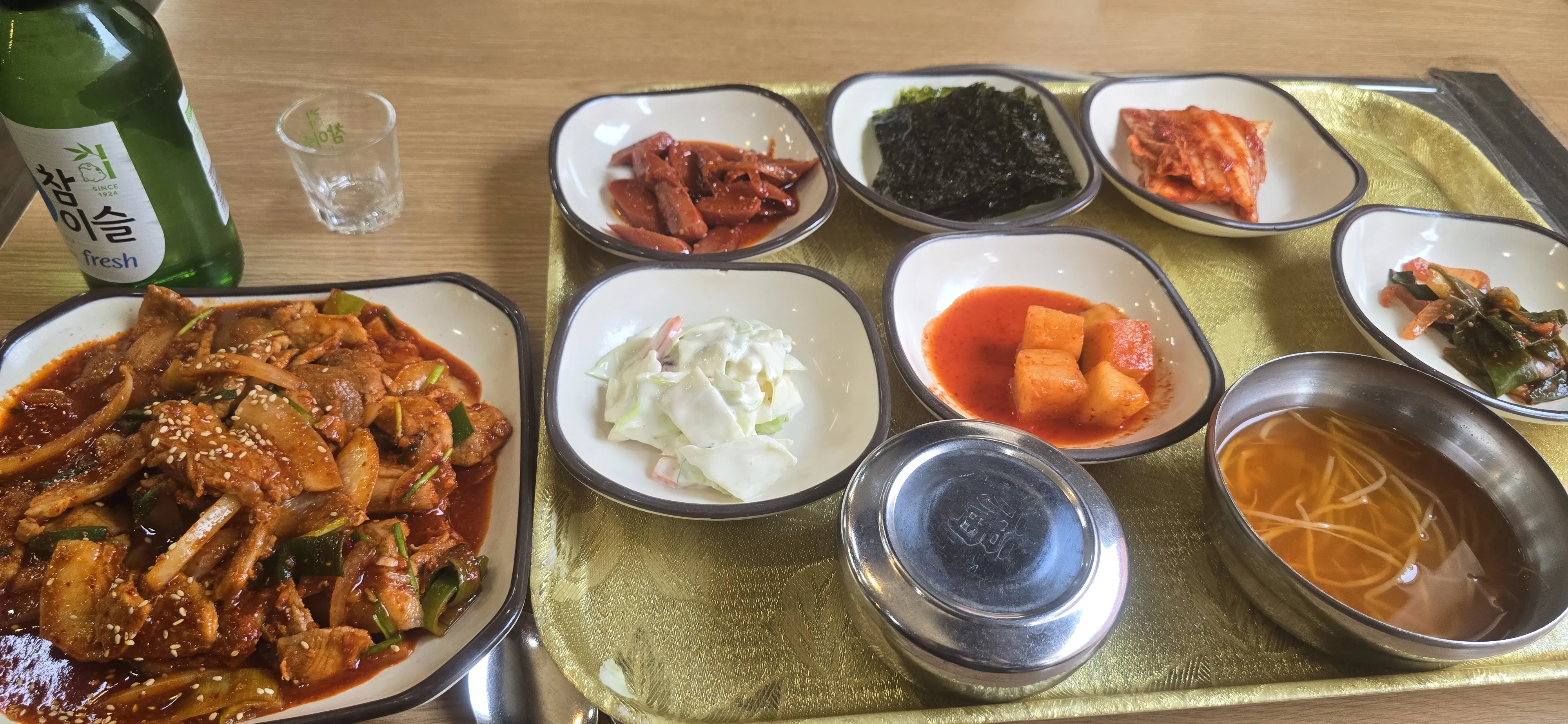 `편의점 영수증에 표시된 16,000원 결제 내역`