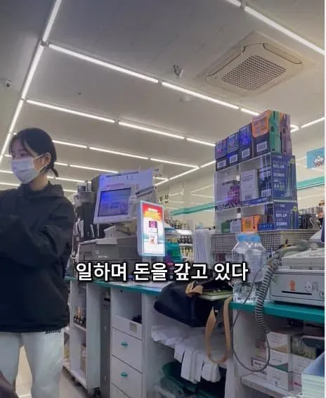 일하며 돈을 갚아가는 28살 여성의 이야기