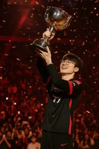 자신감 넘치는 표정의 청년 사진