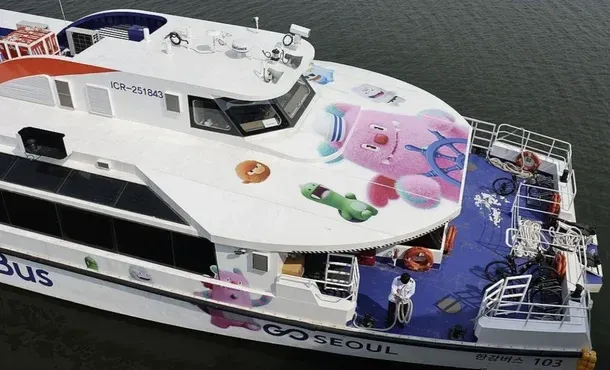 한강버스 102번 선박의 측면 외관