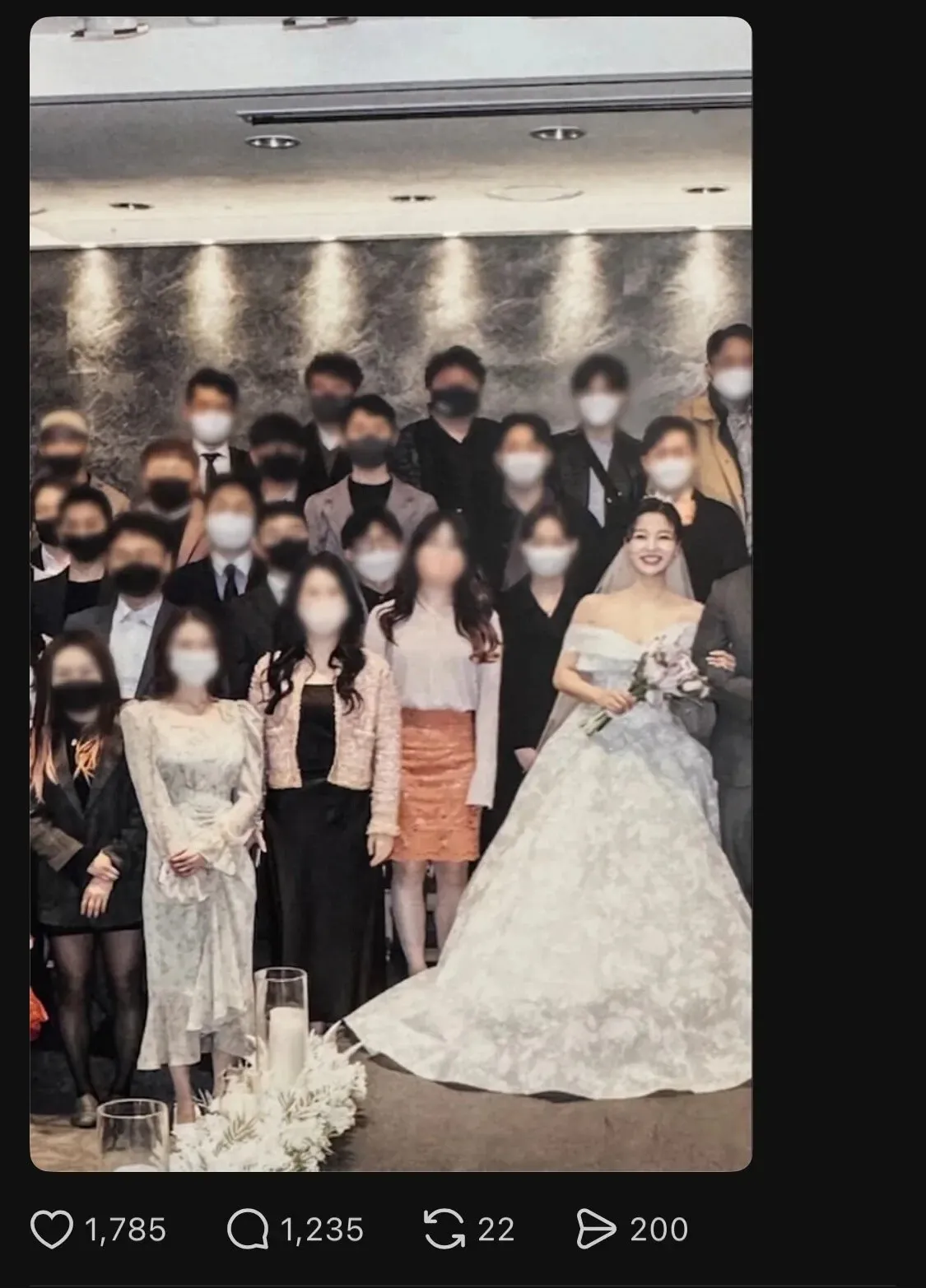 하객의 파격적인 의상을 바라보며 당황한 표정의 신부 짤