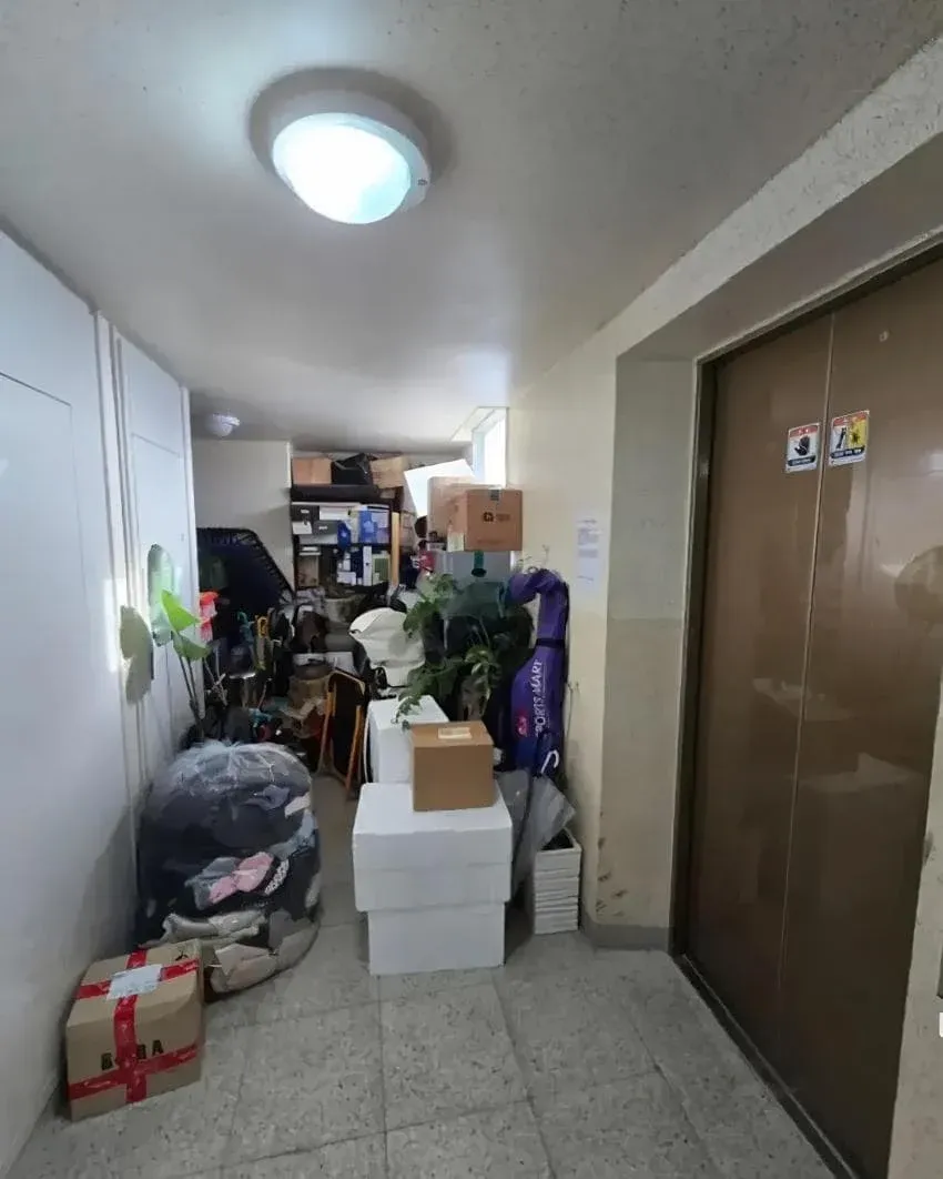 공동현관에 부착된 스포츠마트 간판