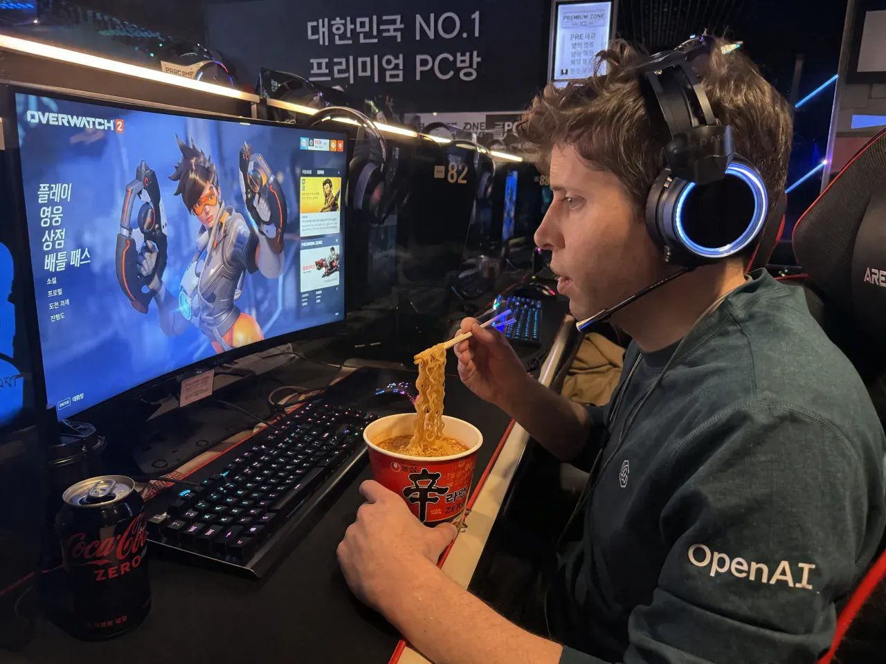 오버워치2 메뉴 화면에 OpenAI 로고가 합성된 밈 이미지