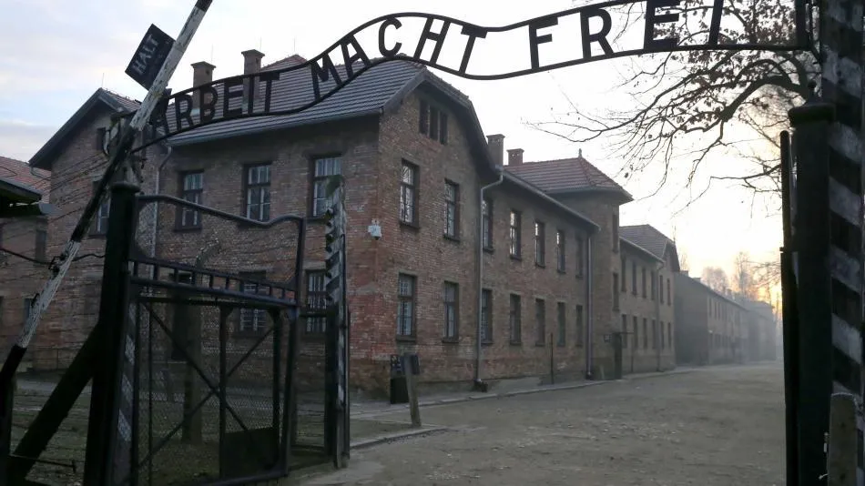 아우슈비츠 수용소 입구 "ARBEIT MACHT FREI" 표지판