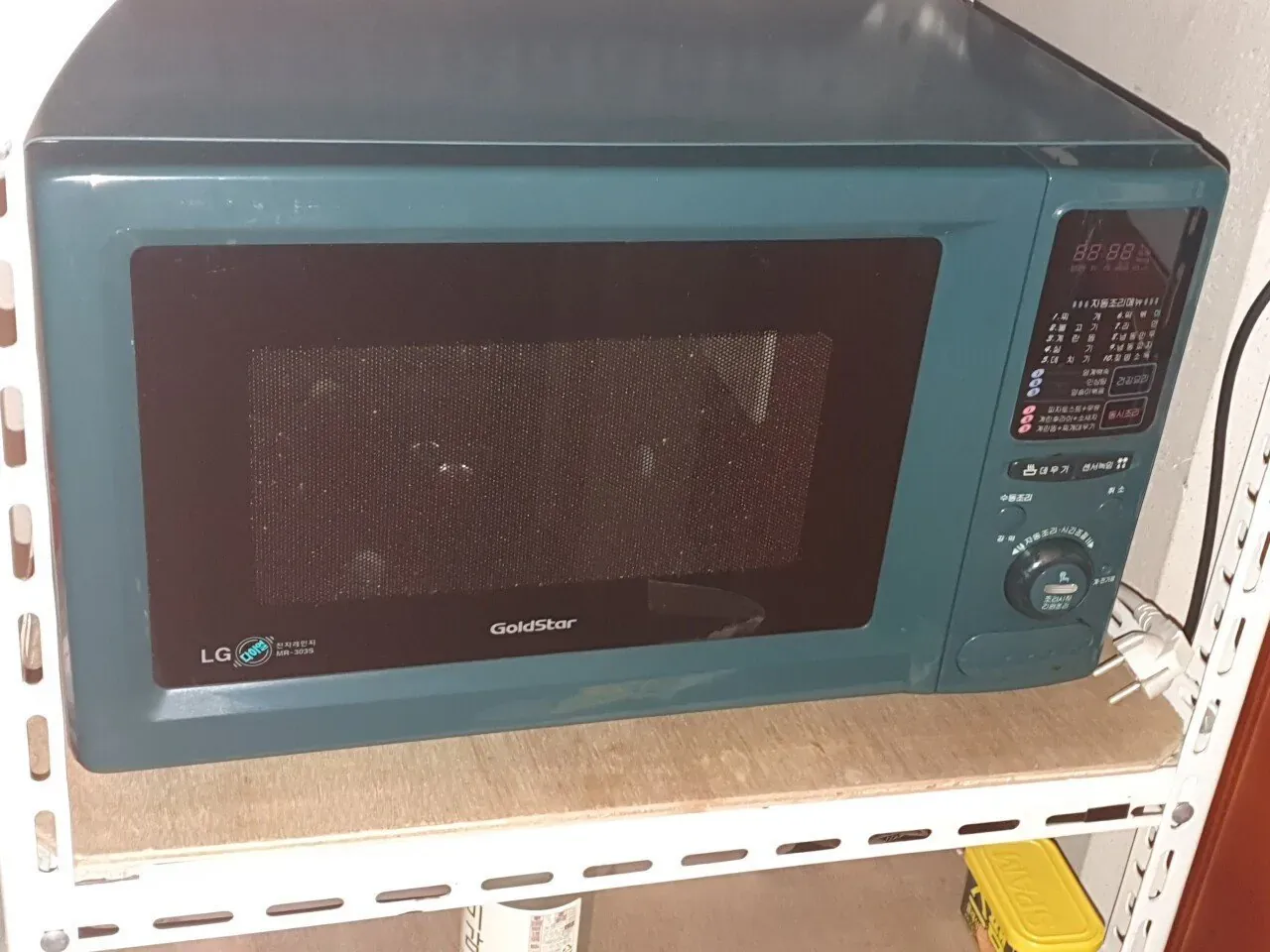 90년대 특유의 베이지색 LG 골드스타 전자레인지 MR-3039