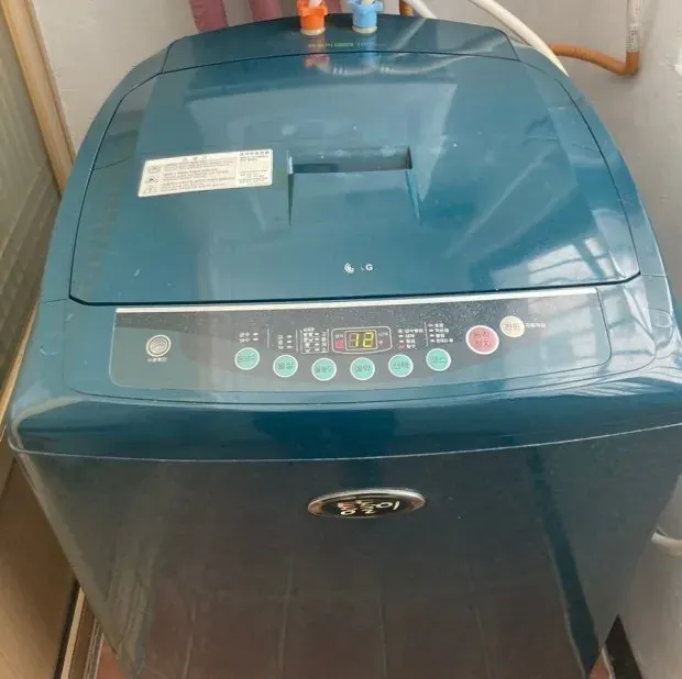 90년대 감성의 파스텔 민트색 LG 통돌이 세탁기