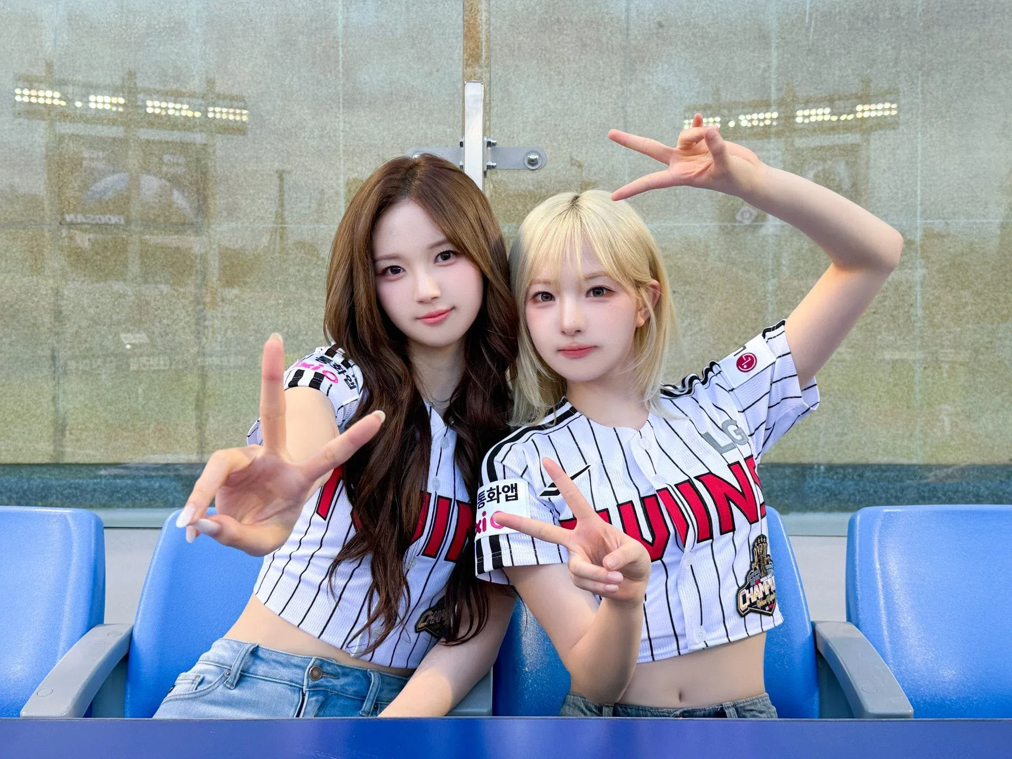 LG트윈스 유니폼을 입은 여자 아이돌이 야구장에서 시구하는 모습