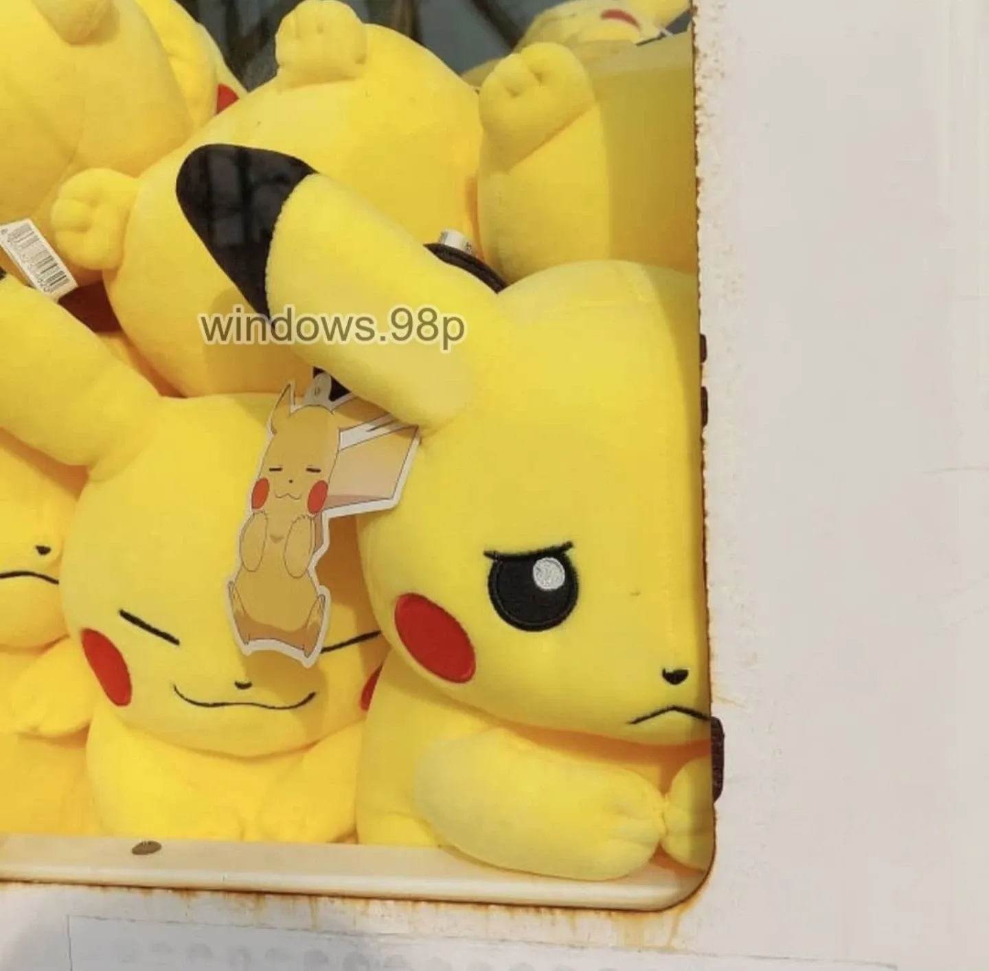 인형뽑기 기계 안의 내향적인 표정의 피카츄 인형