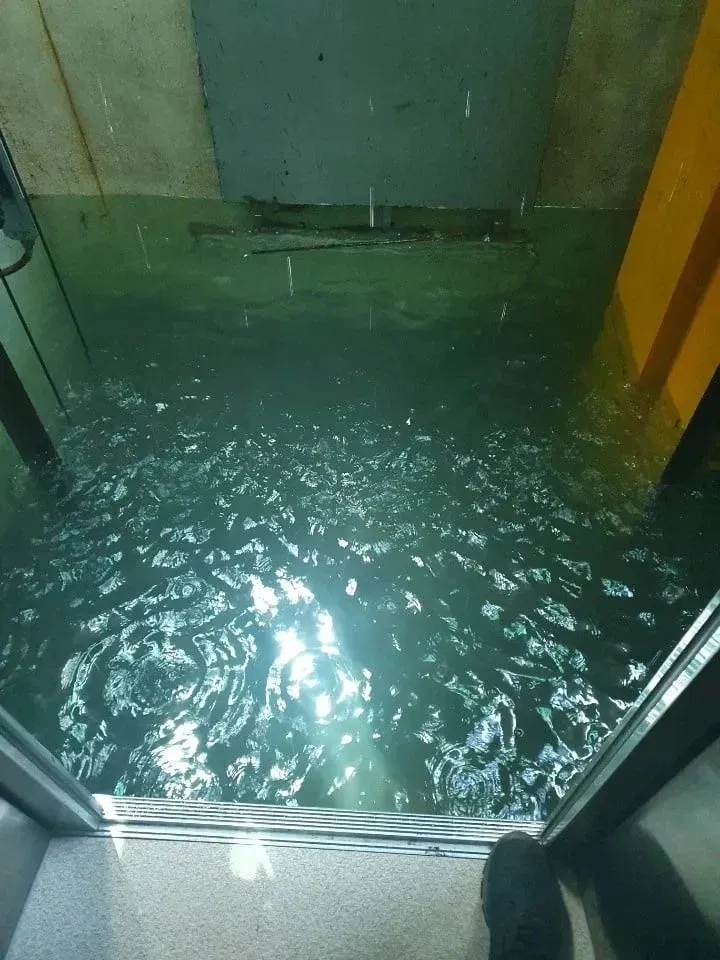 폭우 후 침수된 시설을 점검하는 관리자의 시야