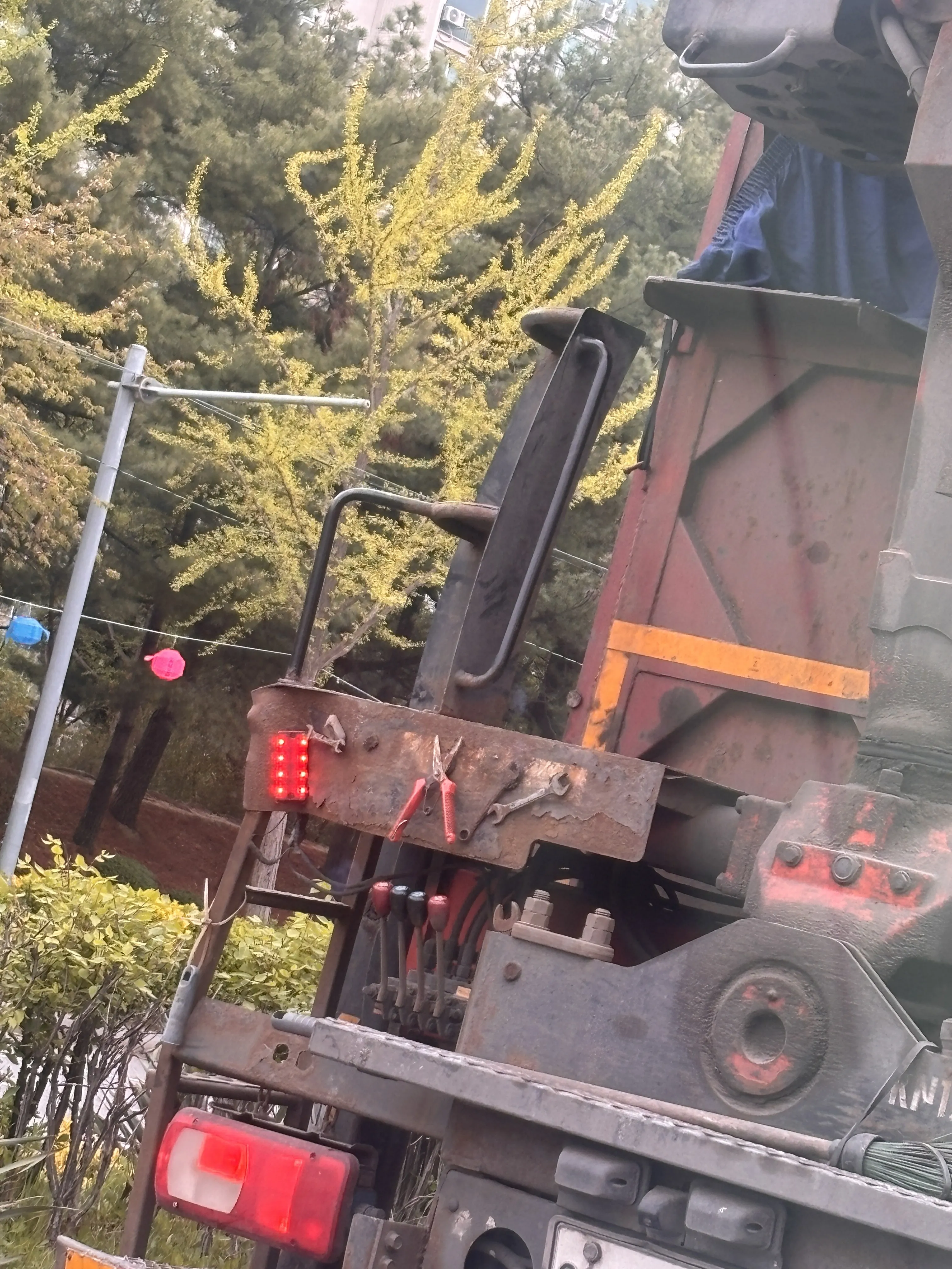 화물차 뒤에 적재된 공구 및 장비