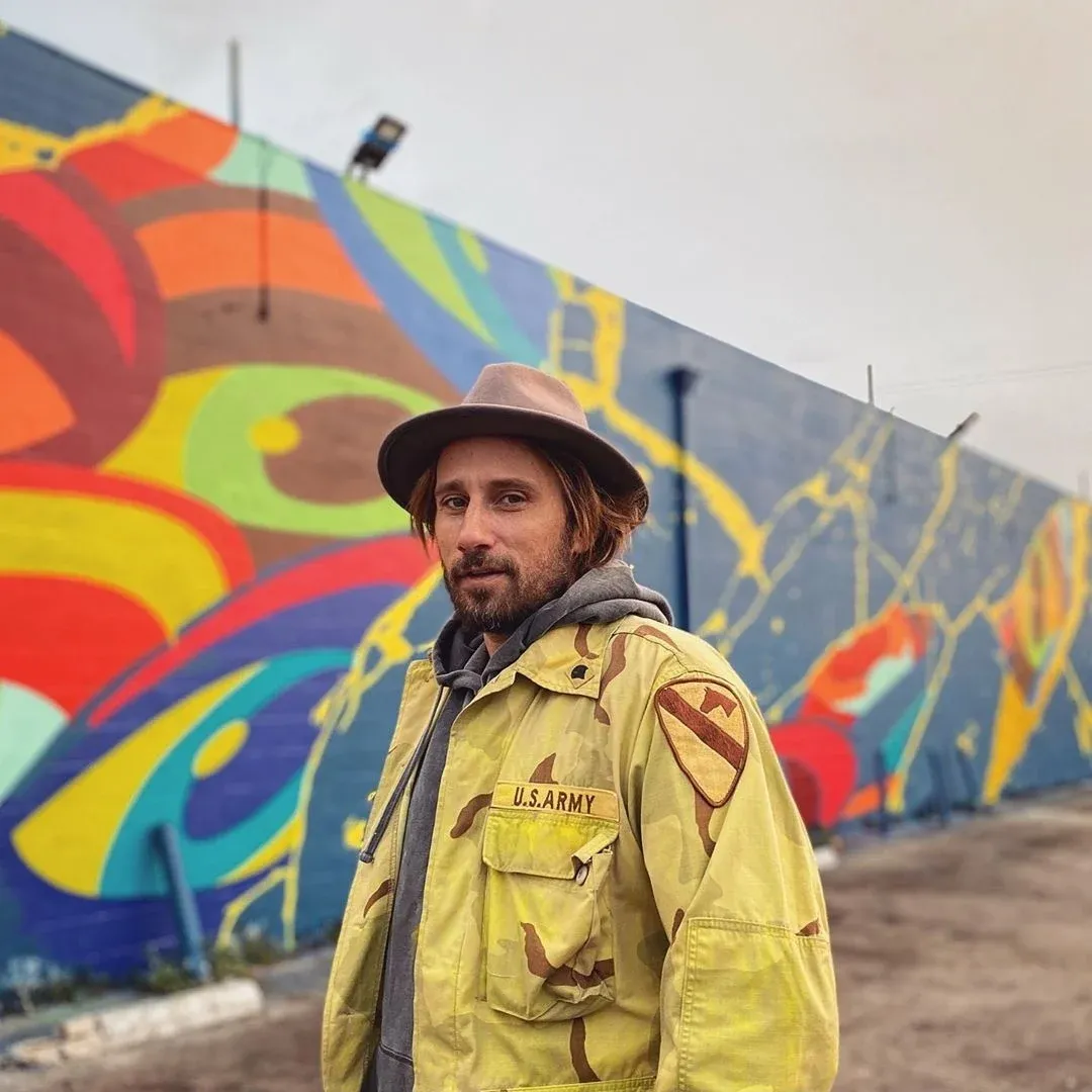 U.S.ARMY 로고가 새겨진 모자를 쓴 배우의 모습