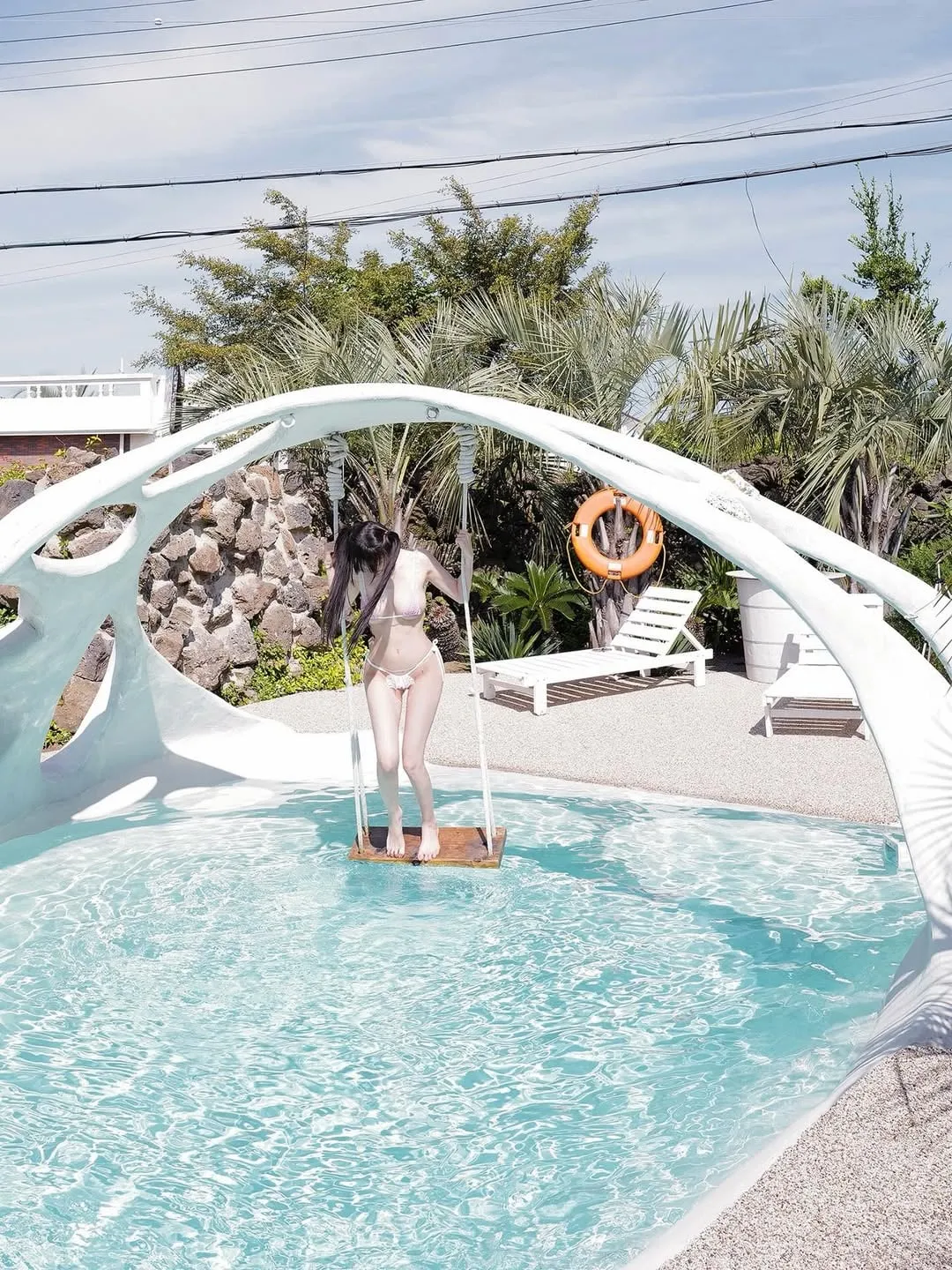 40대 여성이 양갈래로 머리를 묶은 모습