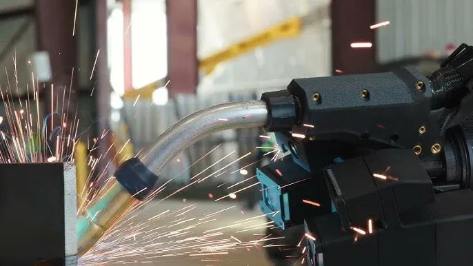 미국 출시 4족보행 용접 로봇