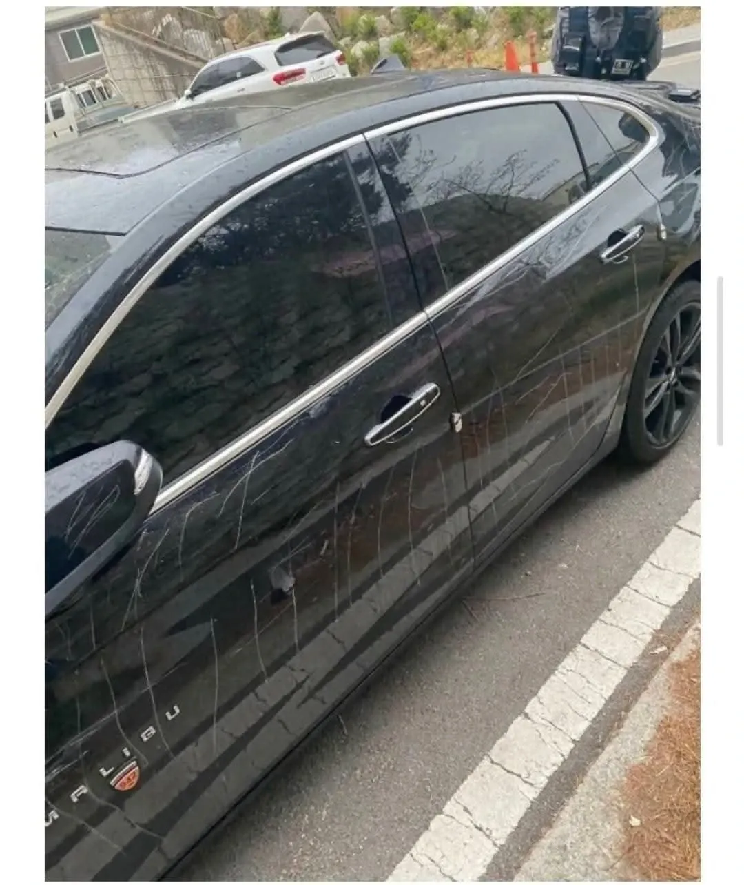 주차테러로 손상된 차량 사진