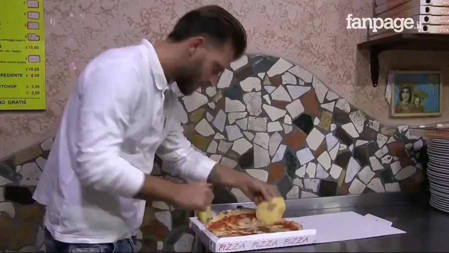 나폴리 피자 가게의 파인애플 피자 메뉴판