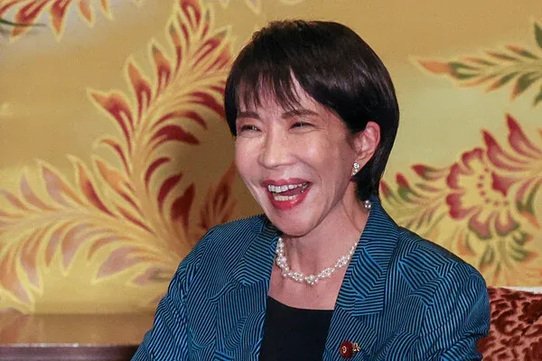 다카이치 일본 총리가 야스쿠니 신사에 공물을 봉납하는 모습