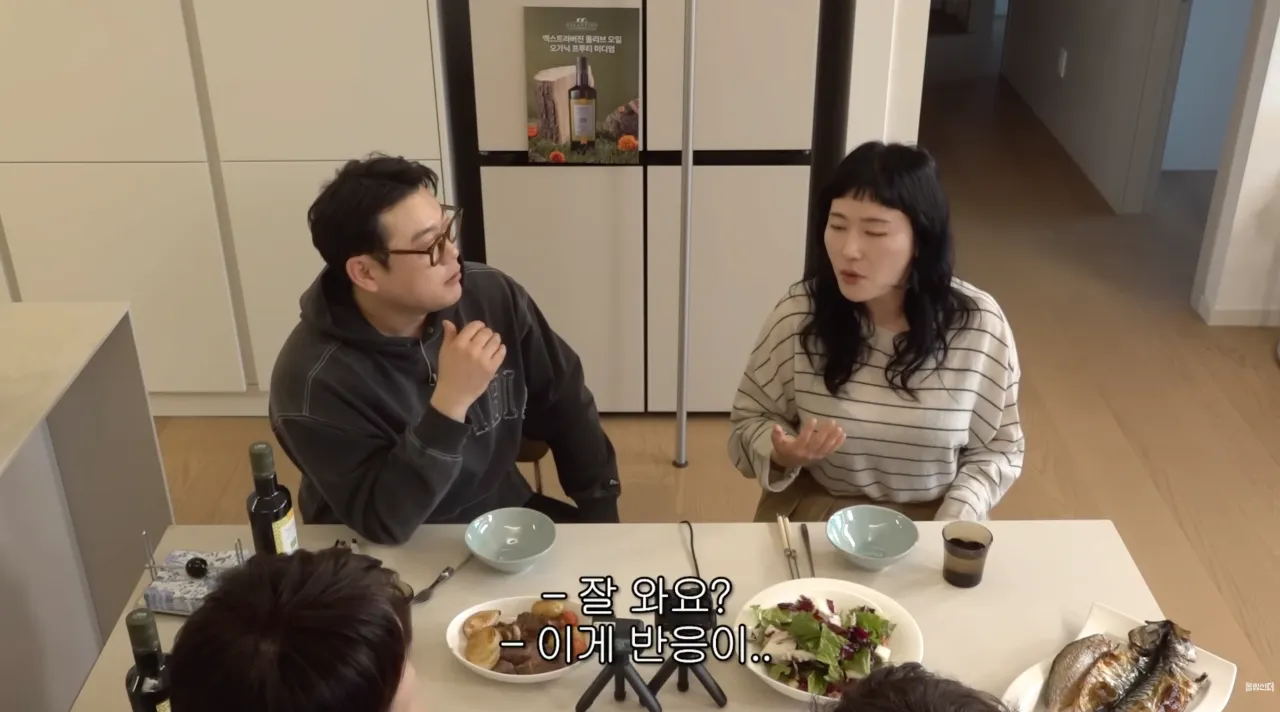 야한 이야기를 재치있게 들려주는 친근한 아주머니 일러스트