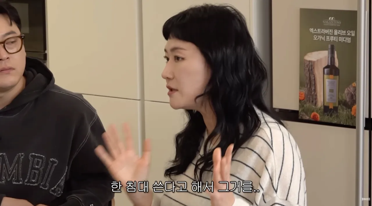 야한 이야기를 들려주는 아주머니 일러스트