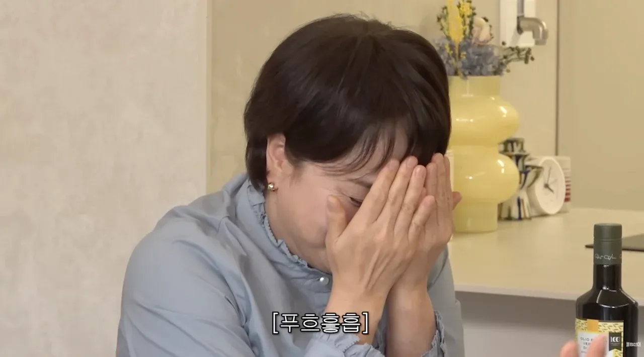 야한 이야기를 재치 있게 들려주는 친근한 중년 여성