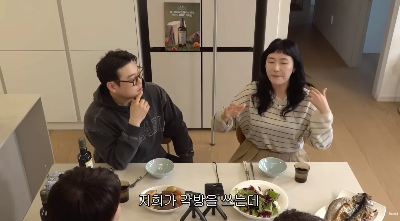 야한 이야기를 재치있게 들려주는 친근한 아주머니의 모습