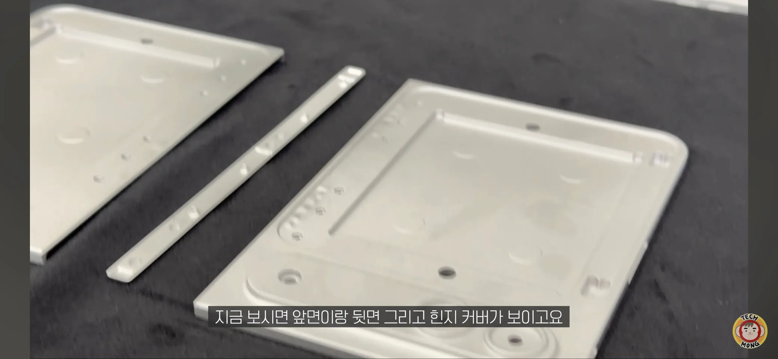 종이로 만든 출시예정폰의 앞면과 뒷면