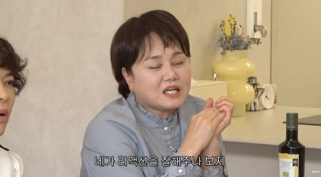 야한 이야기를 재치있게 들려주는 아주머니의 모습