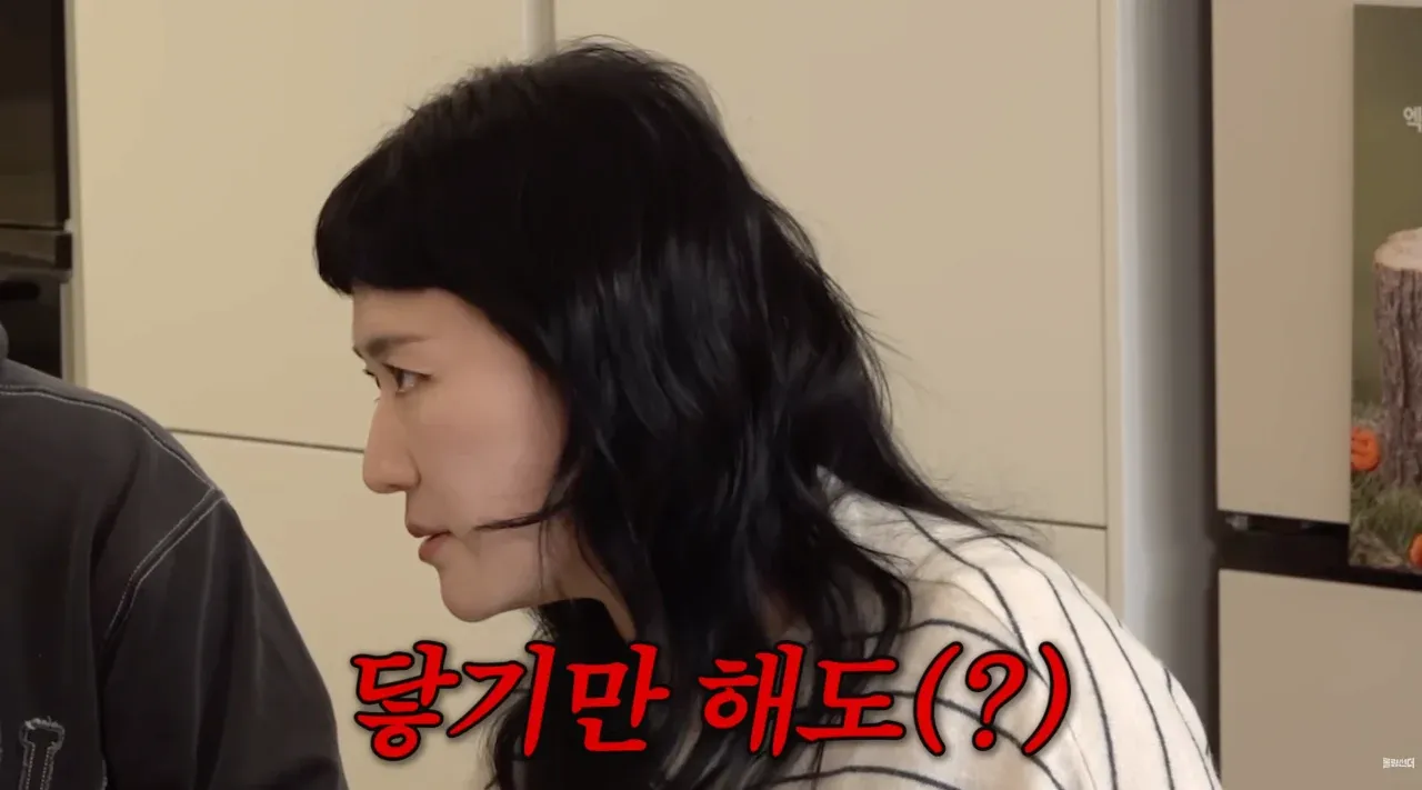 침대에 누운 두 사람의 모습