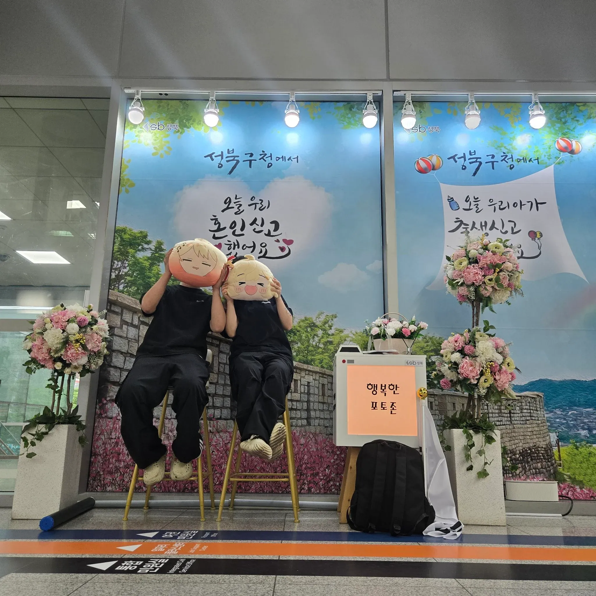 홀로라이브 포토존에서 버튜버 굿즈와 함께 있는 팬의 모습