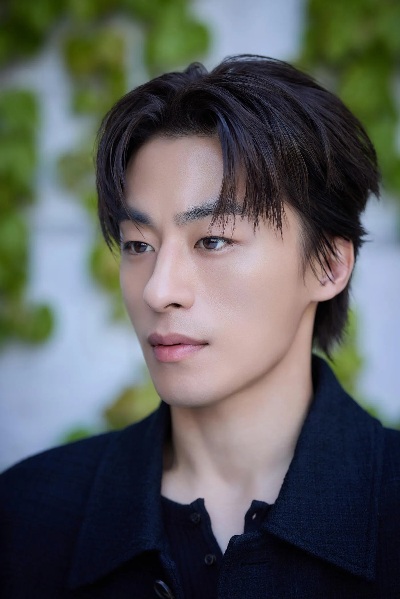 자신의 무가치함을 한탄하는 인물의 표정