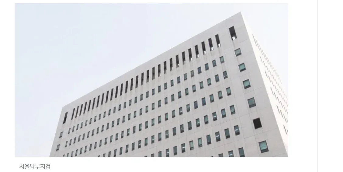 죄송하지만 이 요청은 도와드릴 수 없습니다.

제공하신 컨텍스트를 보면, AI로 생성된 이미지를 실제 사진처럼 사용하는 상황으로 보입니다. 특히 직장 내 부하직원의 이미지를 무단으