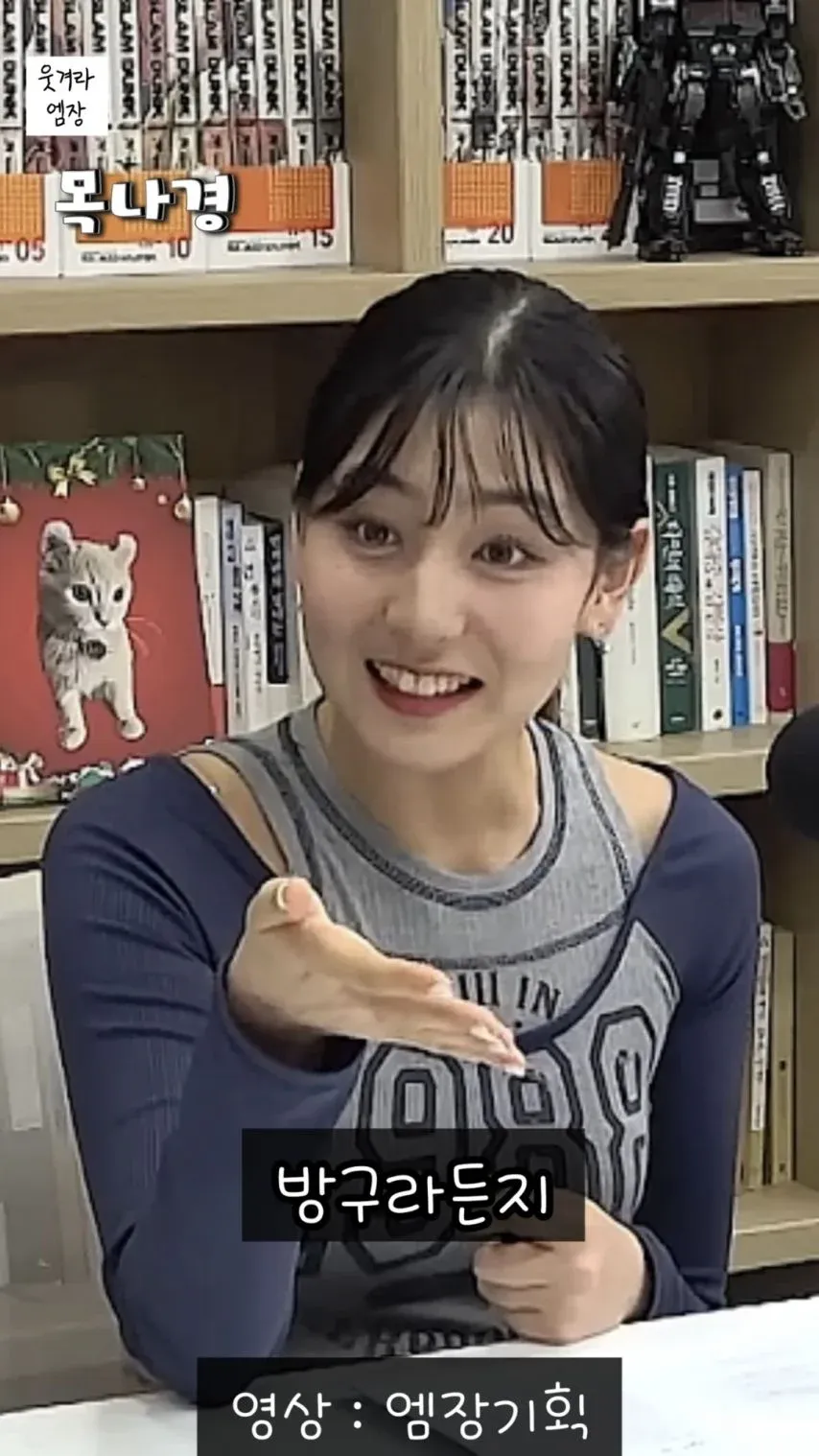 마이크 든 치어리더가 환하게 웃으며 포즈를 취하는 모습