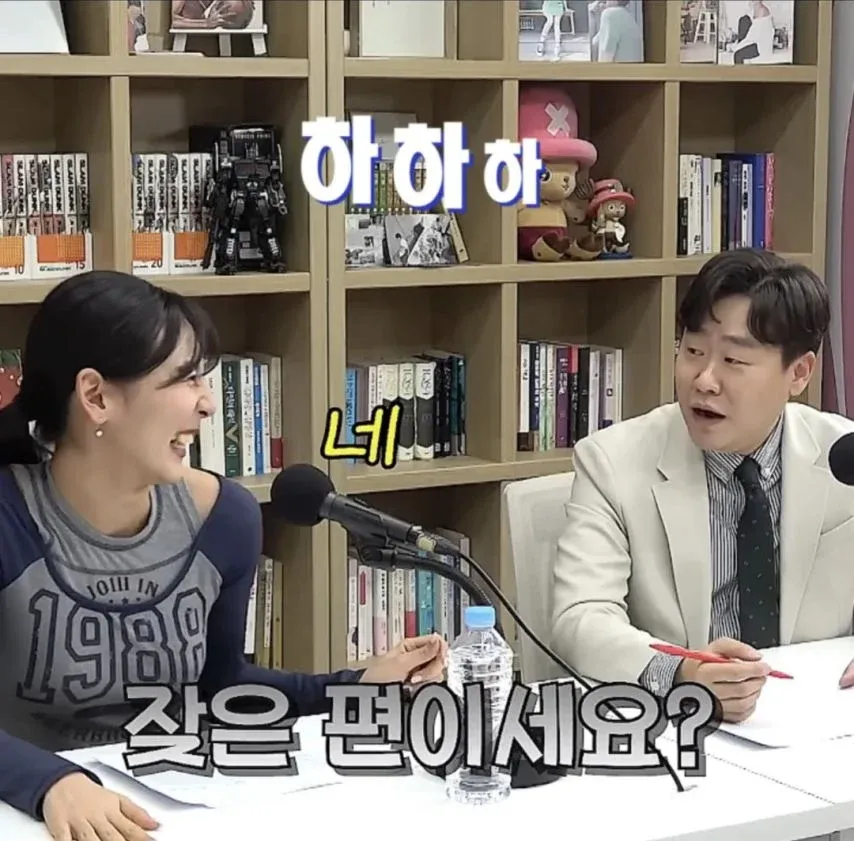 치어리더가 유니폼을 입고 응원하는 모습