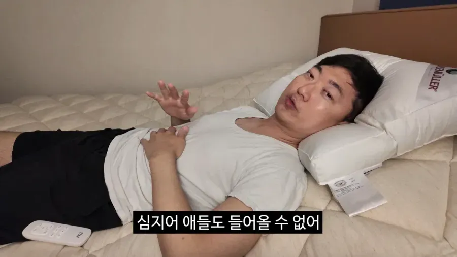 김선태가 광고 중 자신만 사용하겠다며 아이들 출입을 막는 모습