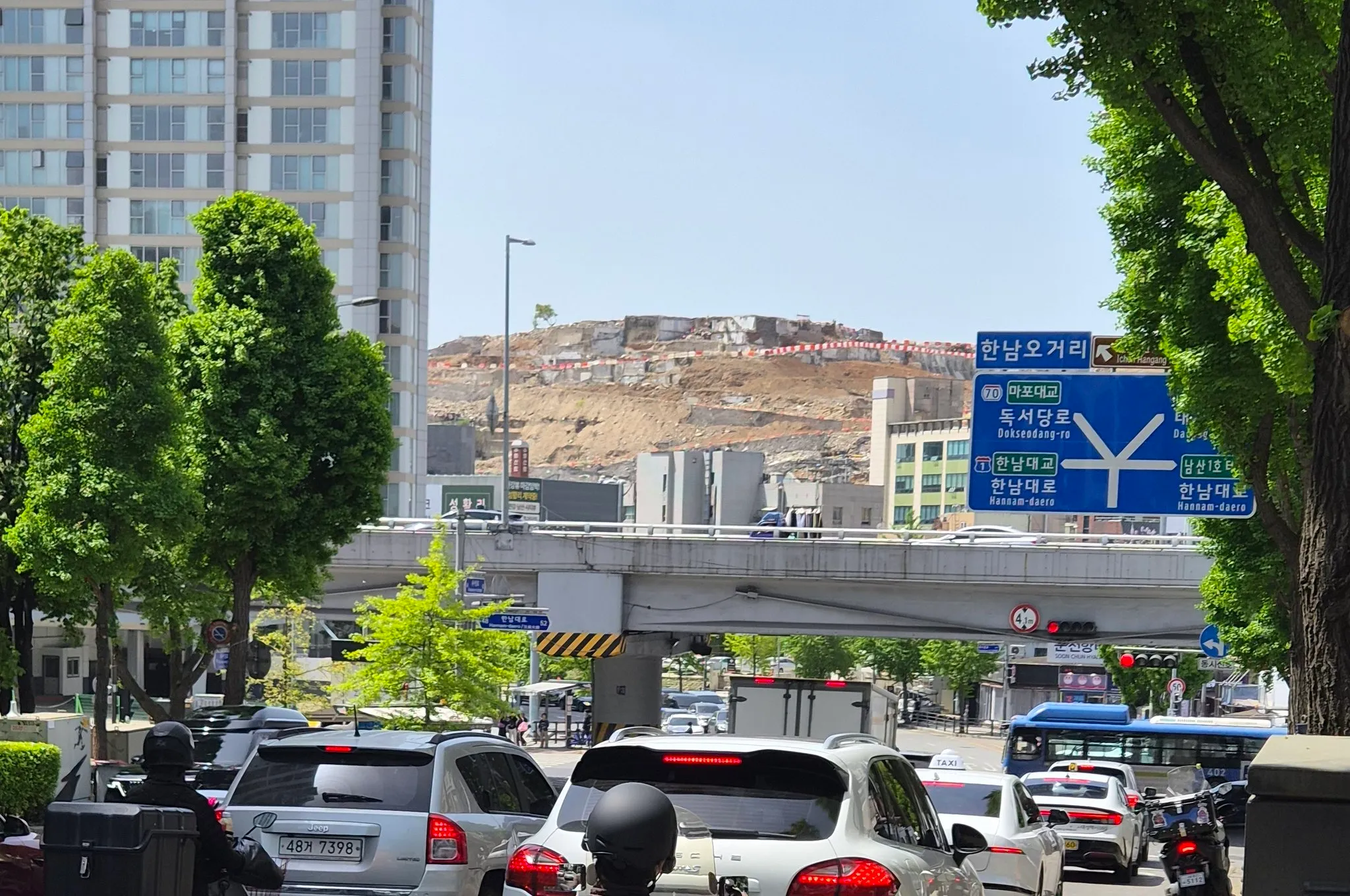 한남오거리 도로표지판과 재개발 전 한남동 전경