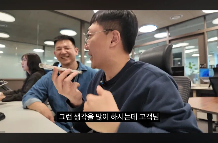 김선태 대표가 고객에게 조언하는 홍보영상 장면