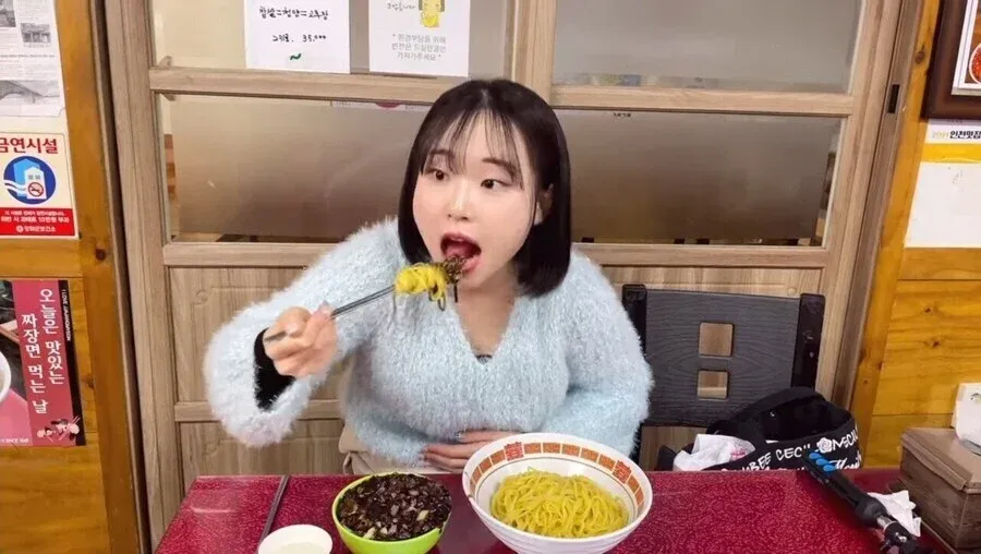 일본 여성이 간짜장 먹는 모습, 금연시설 안내문