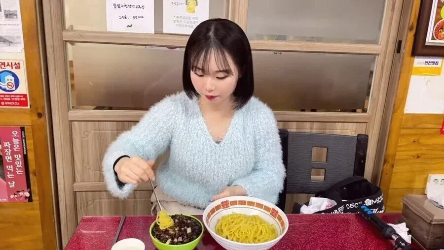 일본 여성이 간짜장면을 맛있게 먹는 모습