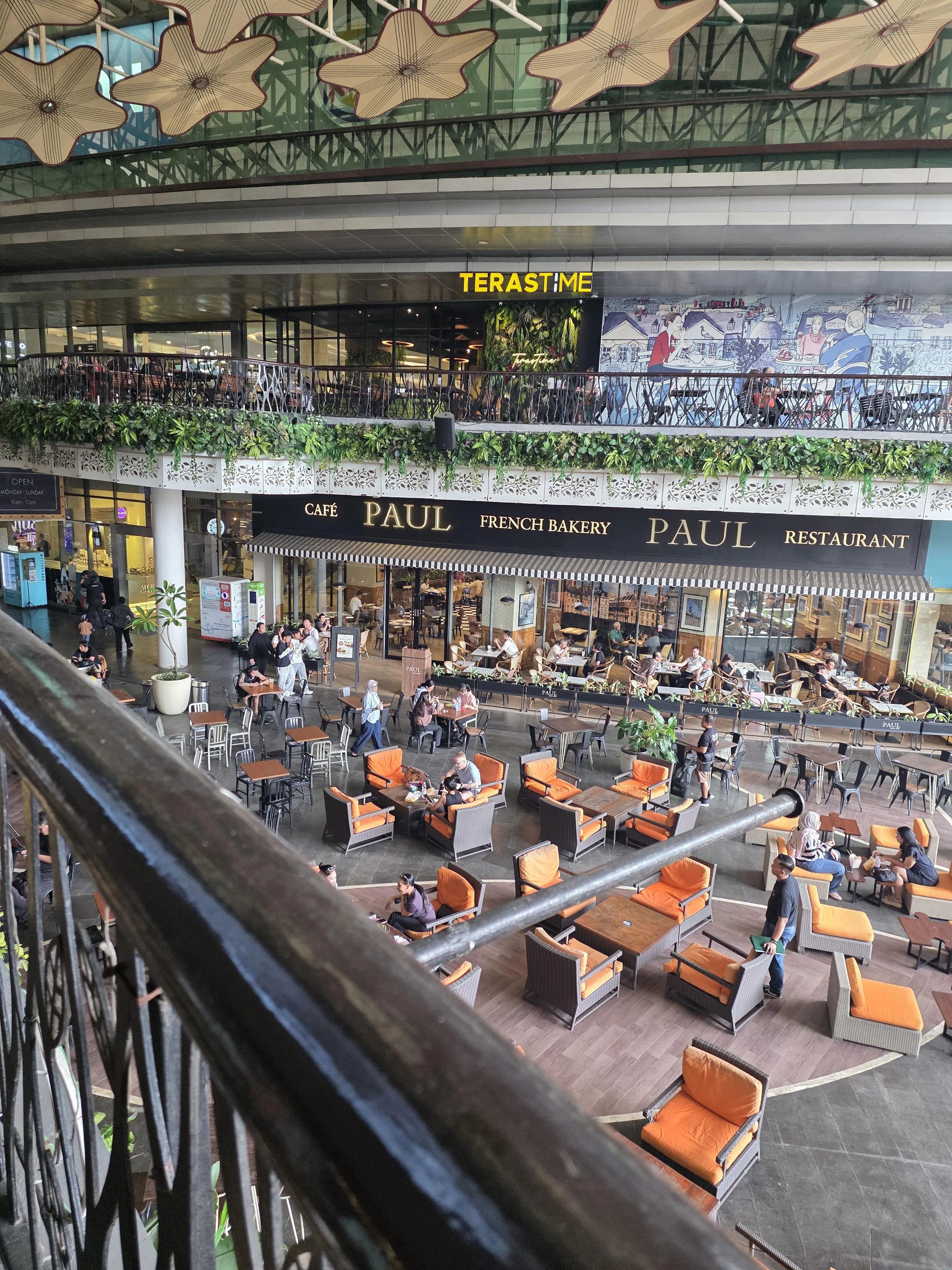 인도네시아 혐오 게시글을 비판하는 글에 첨부된 카페 및 베이커리 간판 사진