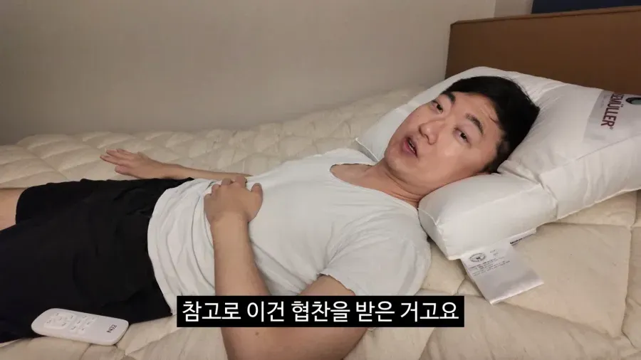 광고 협찬 제품을 들고 설명하는 김선태