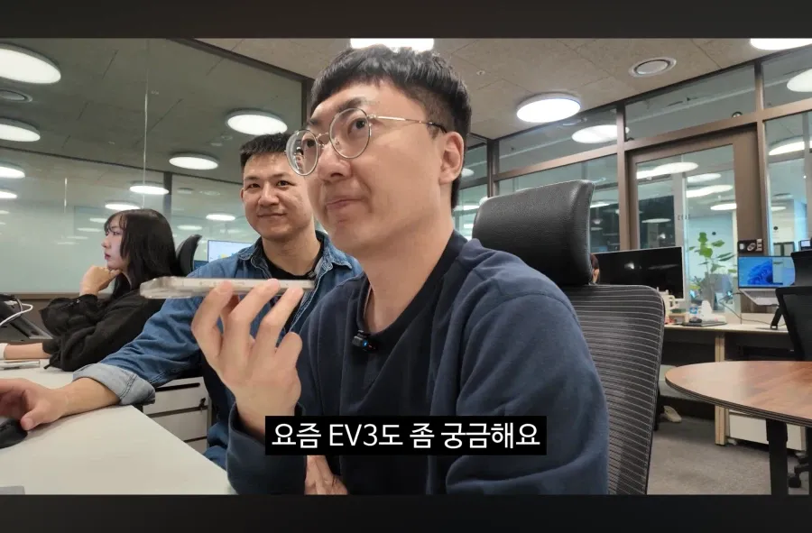 김선태가 EV3에 관심을 보이며 이야기하는 모습