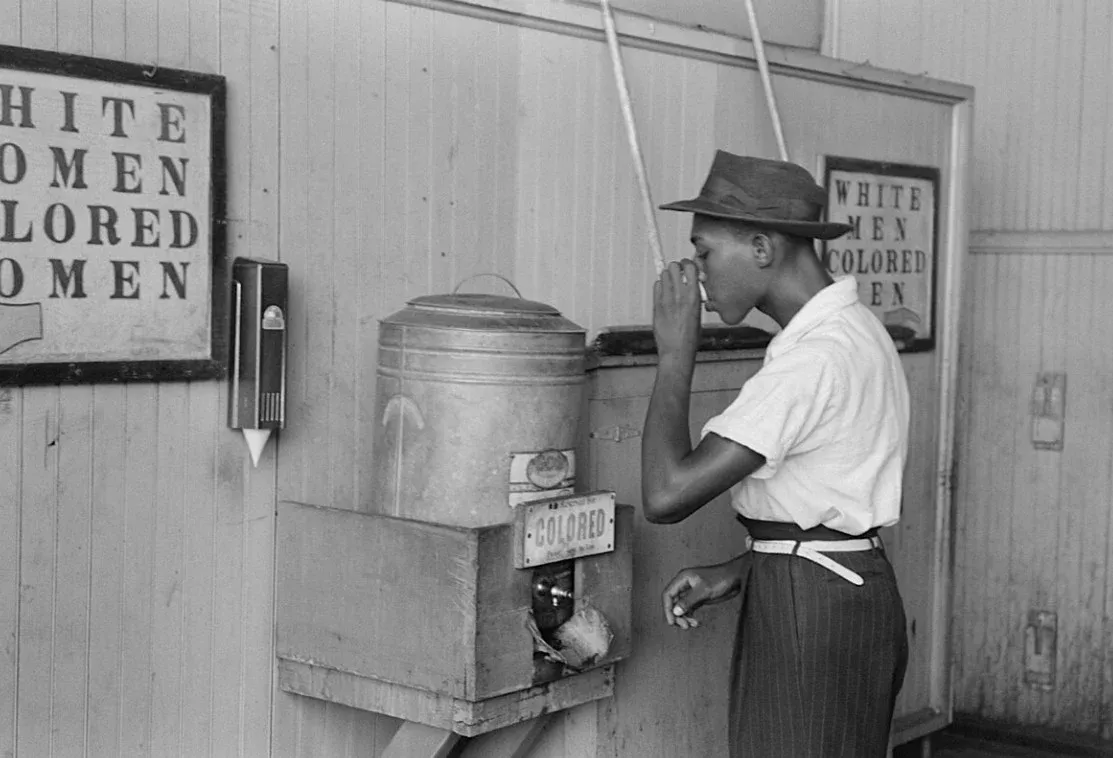 인종 분리 시대 백인용과 유색인종용으로 나뉜 표지판