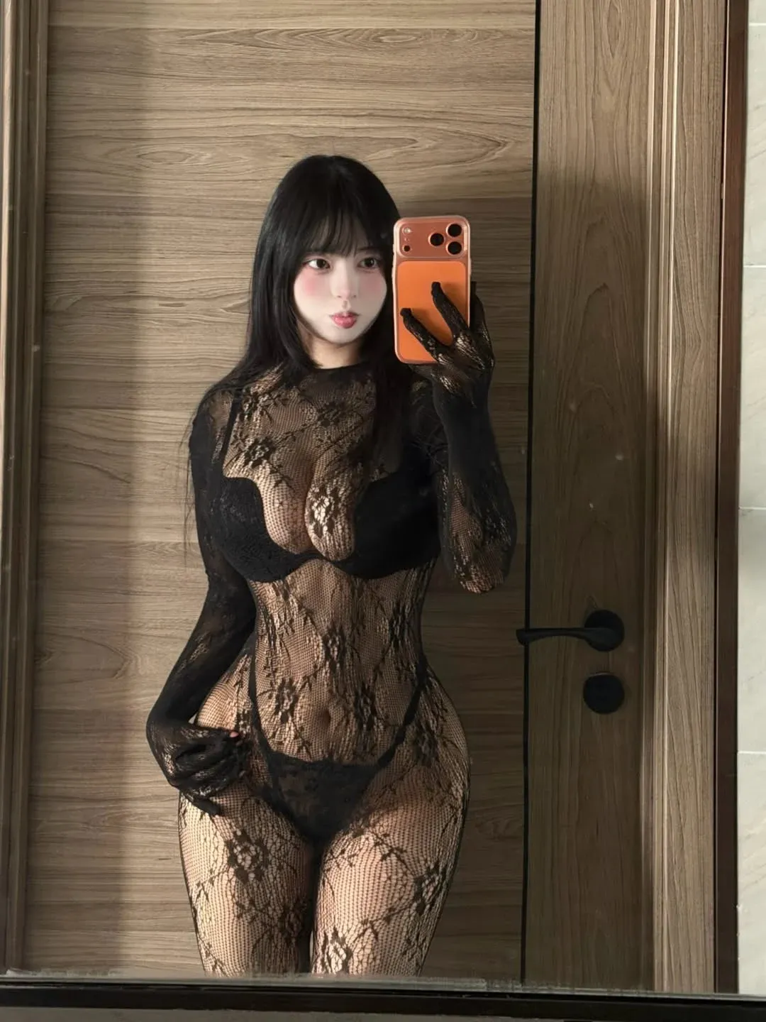 OCR 텍스트가 손상되어 정확한 내용을 파악하기 어렵습니다. 컨텍스트의 "전신 스타킹 좋아하시나요?"를 바탕으로 제안합니다:

**전신 스타킹 제품 정보 이미지**

더 정확한 a