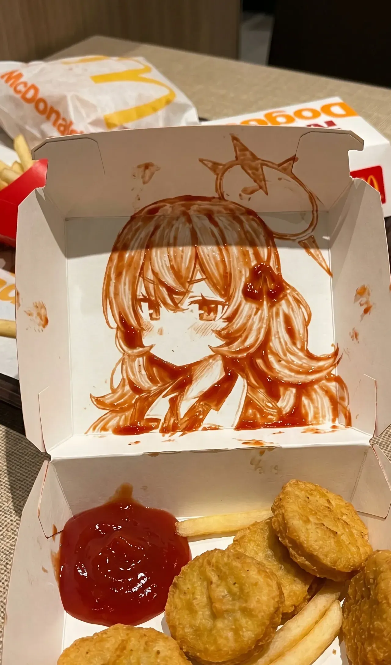 맥도날드 로고를 케첩으로 그린 이로하 글씨